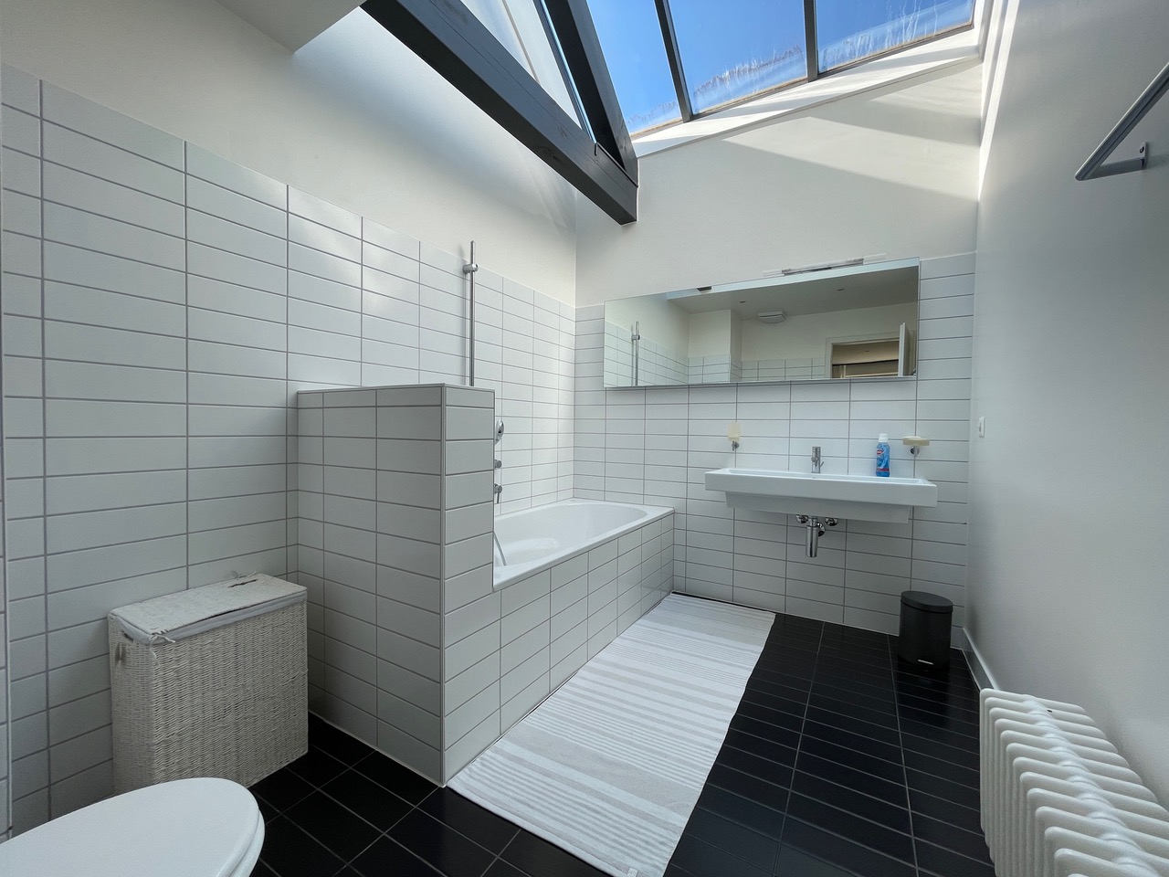 Modernes Badezimmer mit Oberlicht