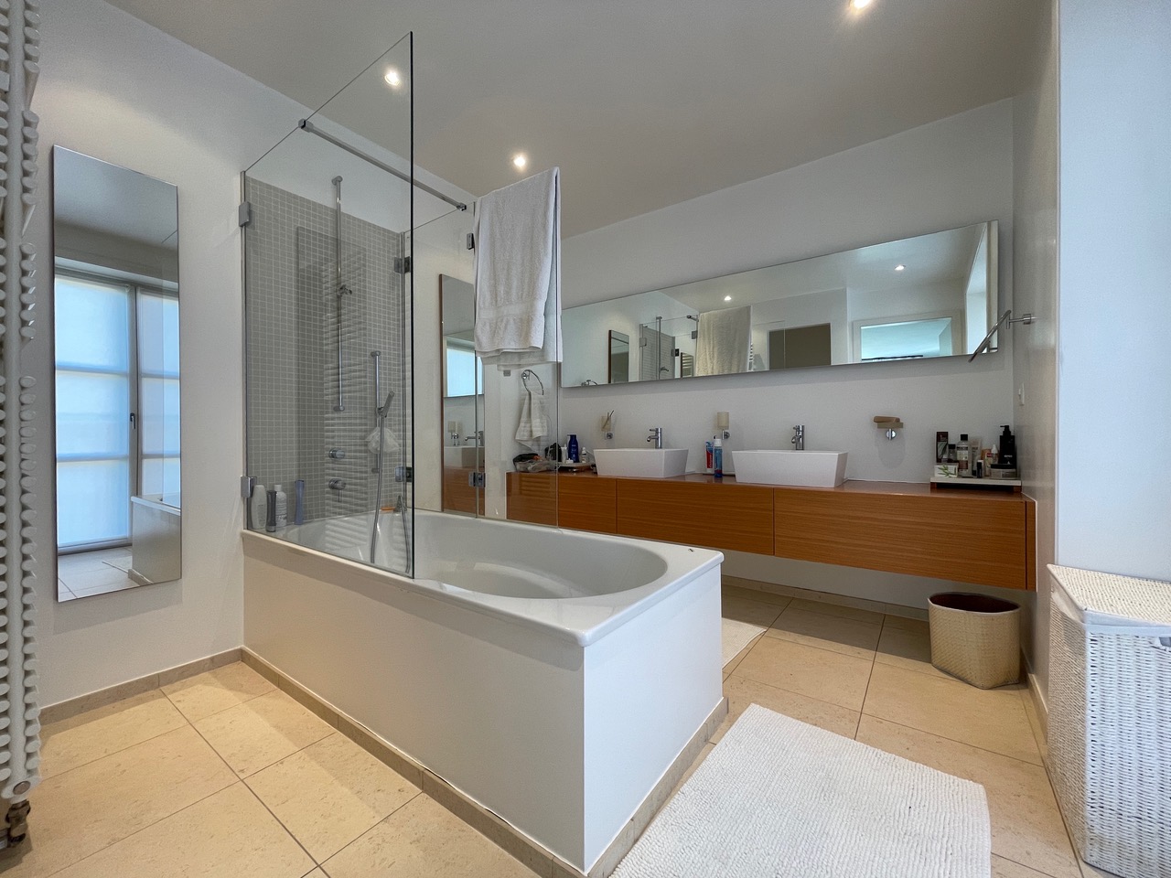 Modernes Badezimmer mit Badewanne und Doppelwaschtisch