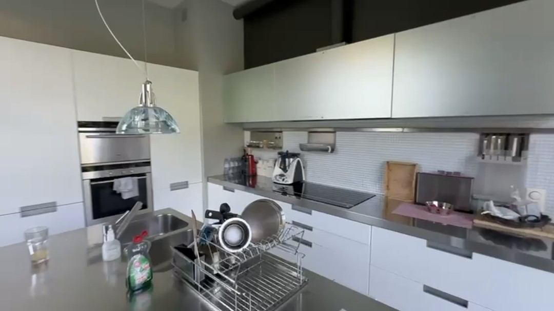 Moderne Küche mit Edelstahlinsel