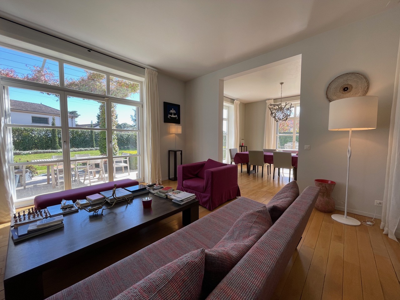 Wohnzimmer mit Blick in den Essbereich und Garten
