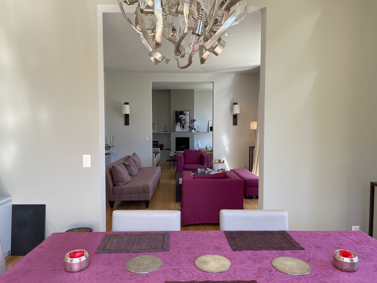 Esszimmer mit Blick in den Wohnbereich