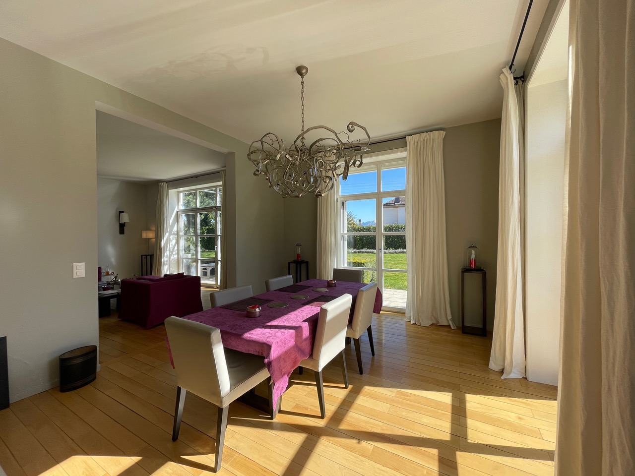 Esszimmer mit Gartenblick