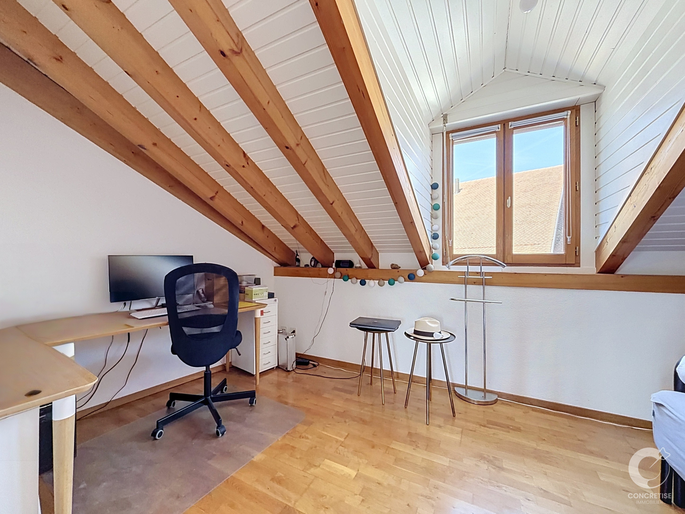 Dachzimmer mit Arbeitsplatz