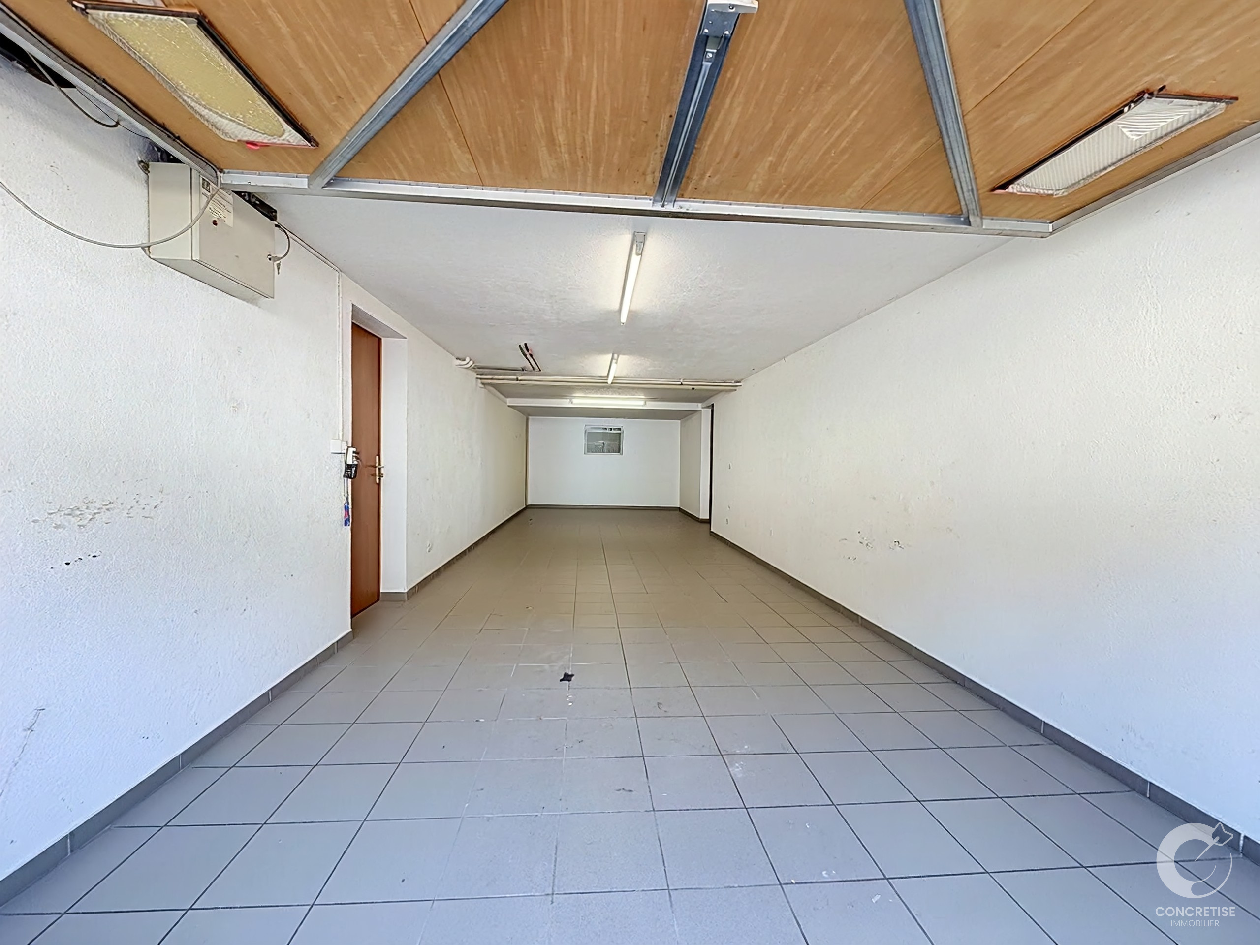 Kellerraum mit Fliesenboden und niedriger Decke