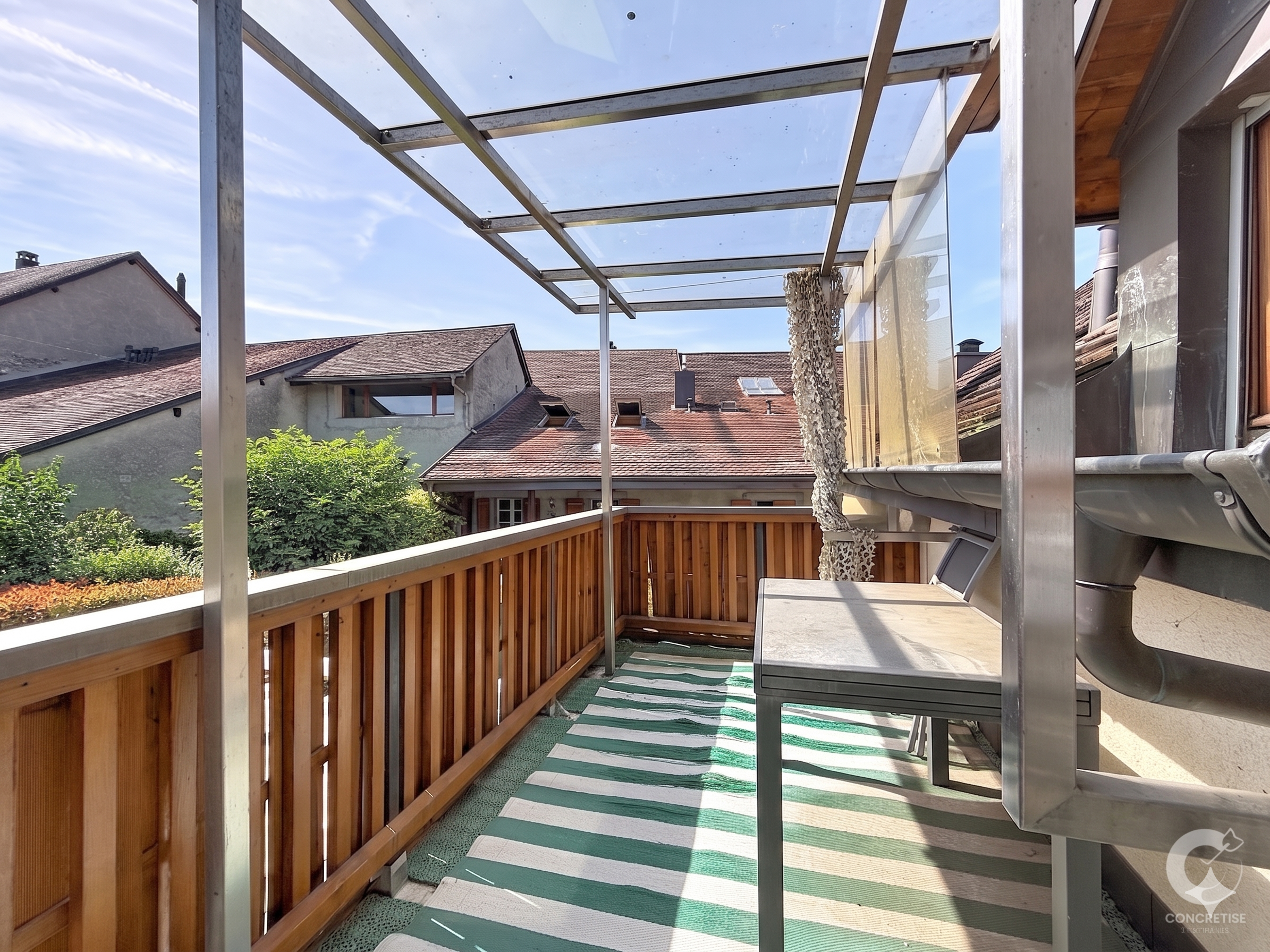Überdachter Balkon mit Nachbarschaftsblick