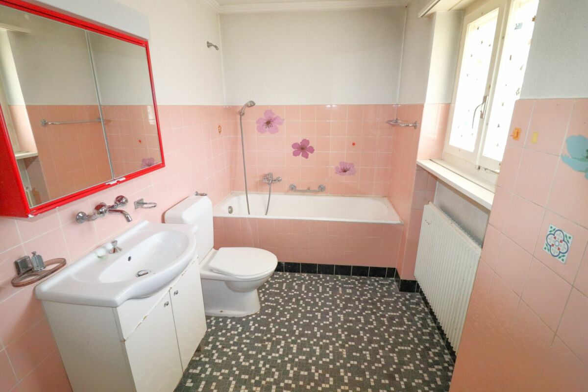 Pinkes Badezimmer mit Wanne und Waschplatz