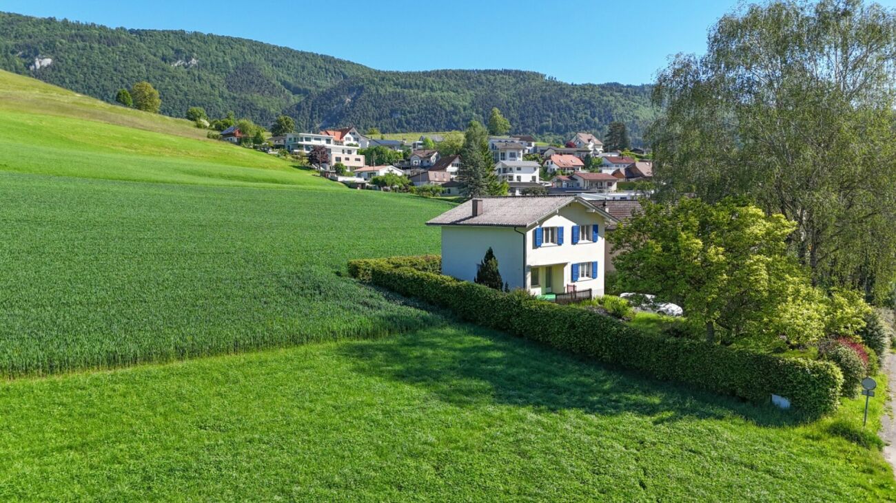 Ländliches Haus mit Bergblick