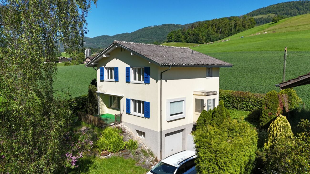 Einfamilienhaus in grüner Hanglage