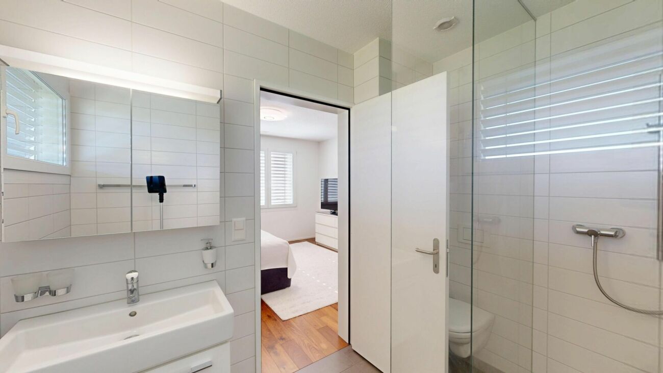 Modernes Badezimmer mit Glasdusche