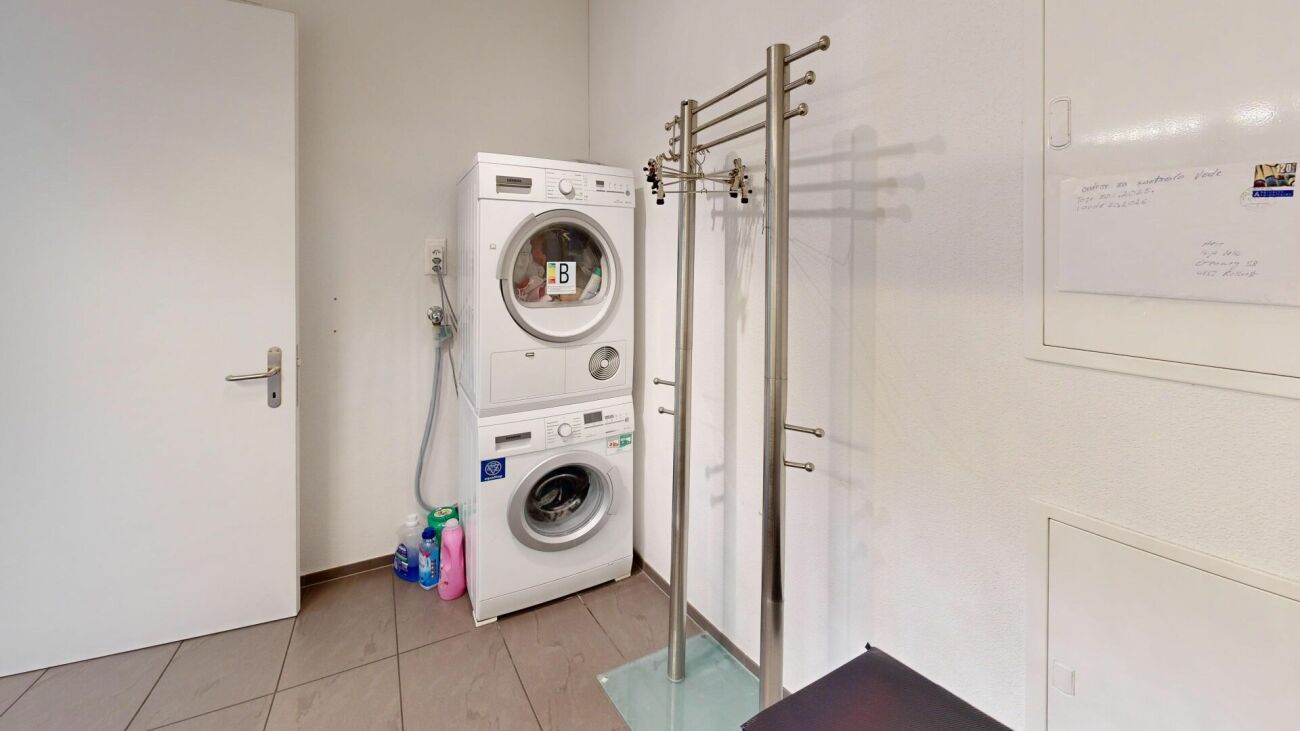 Hauswirtschaftsraum mit Waschmaschine und Trockner