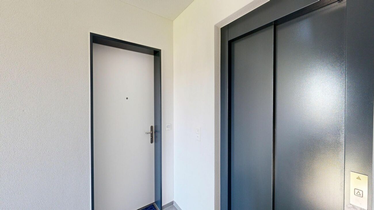 Flur mit Wohnungseingang und Aufzugstür