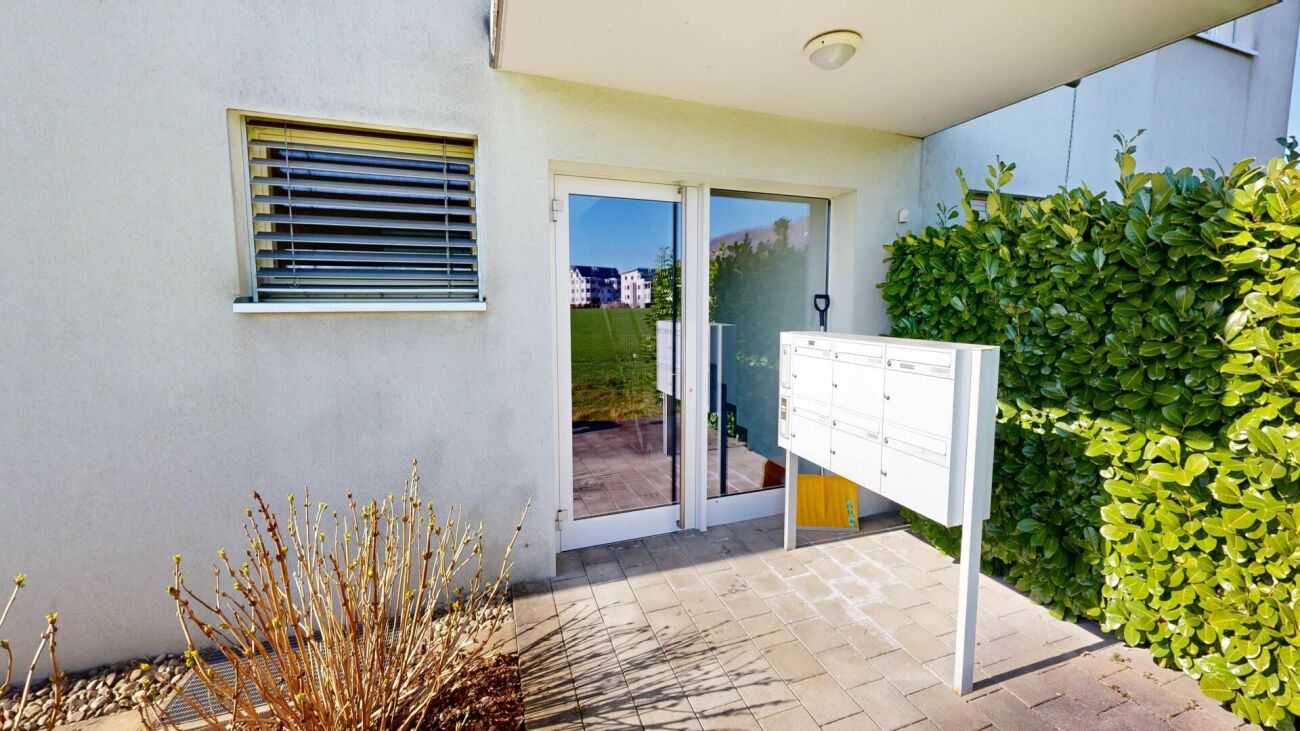 Hauszugang mit Briefkästen und Terrasse