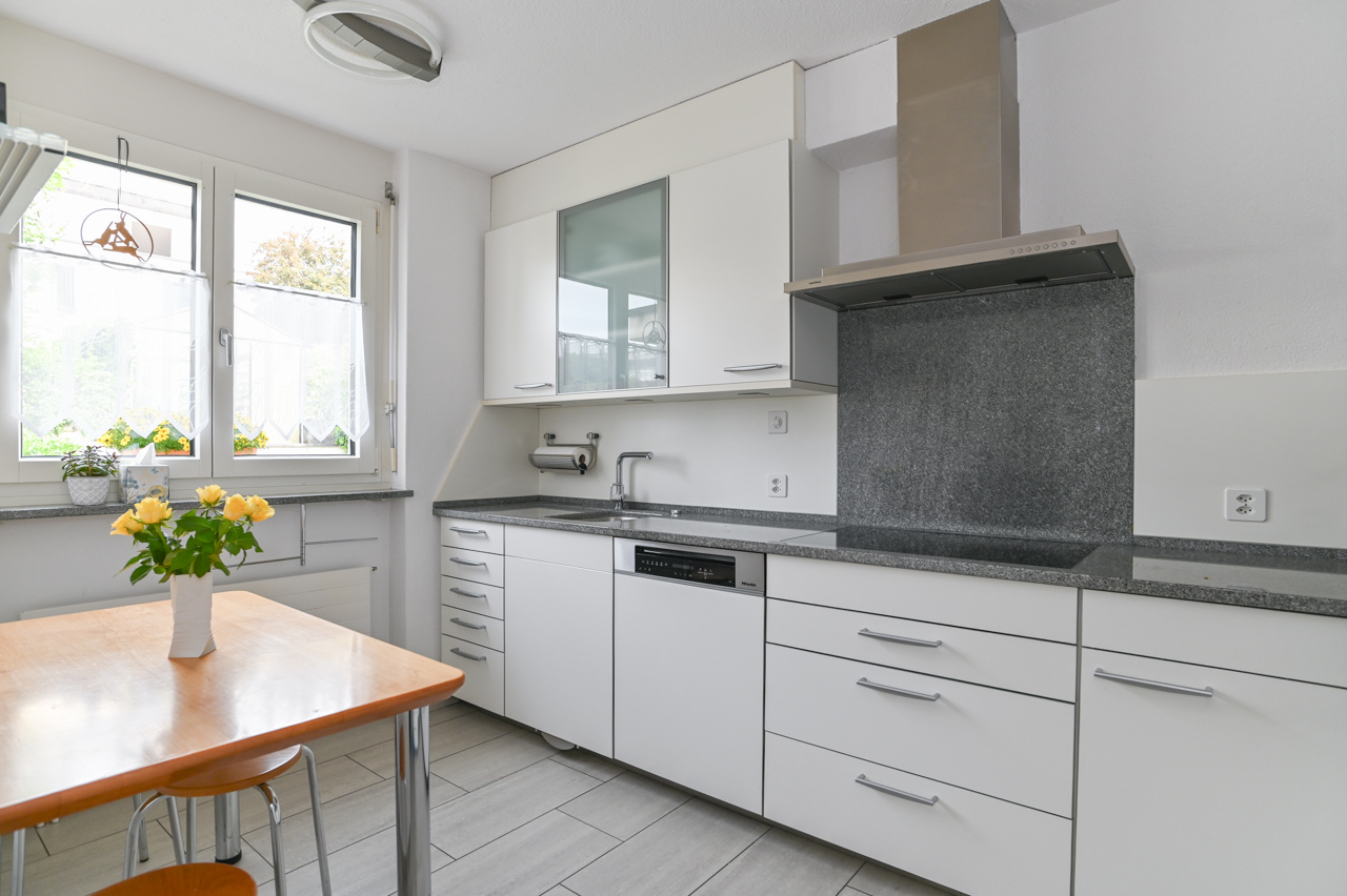 Helle Küche mit Fenster und Esstisch