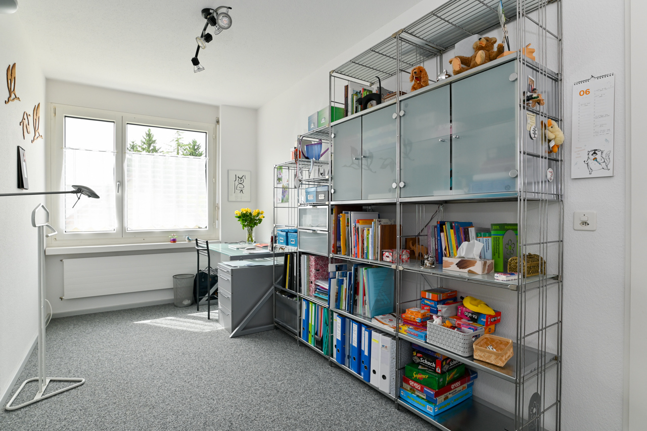 Arbeitszimmer mit Regalwand