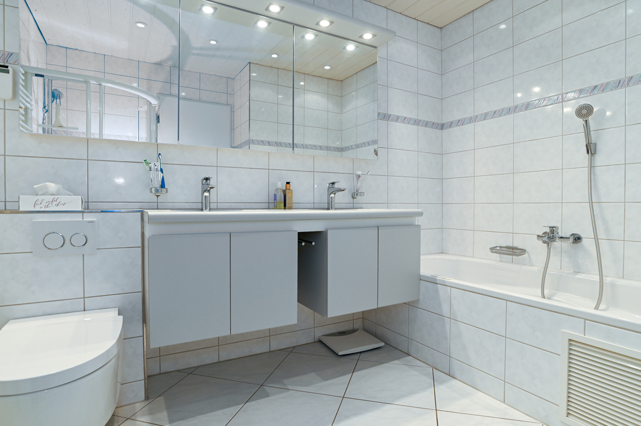 Modernes Badezimmer mit Badewanne und Doppelwaschbecken