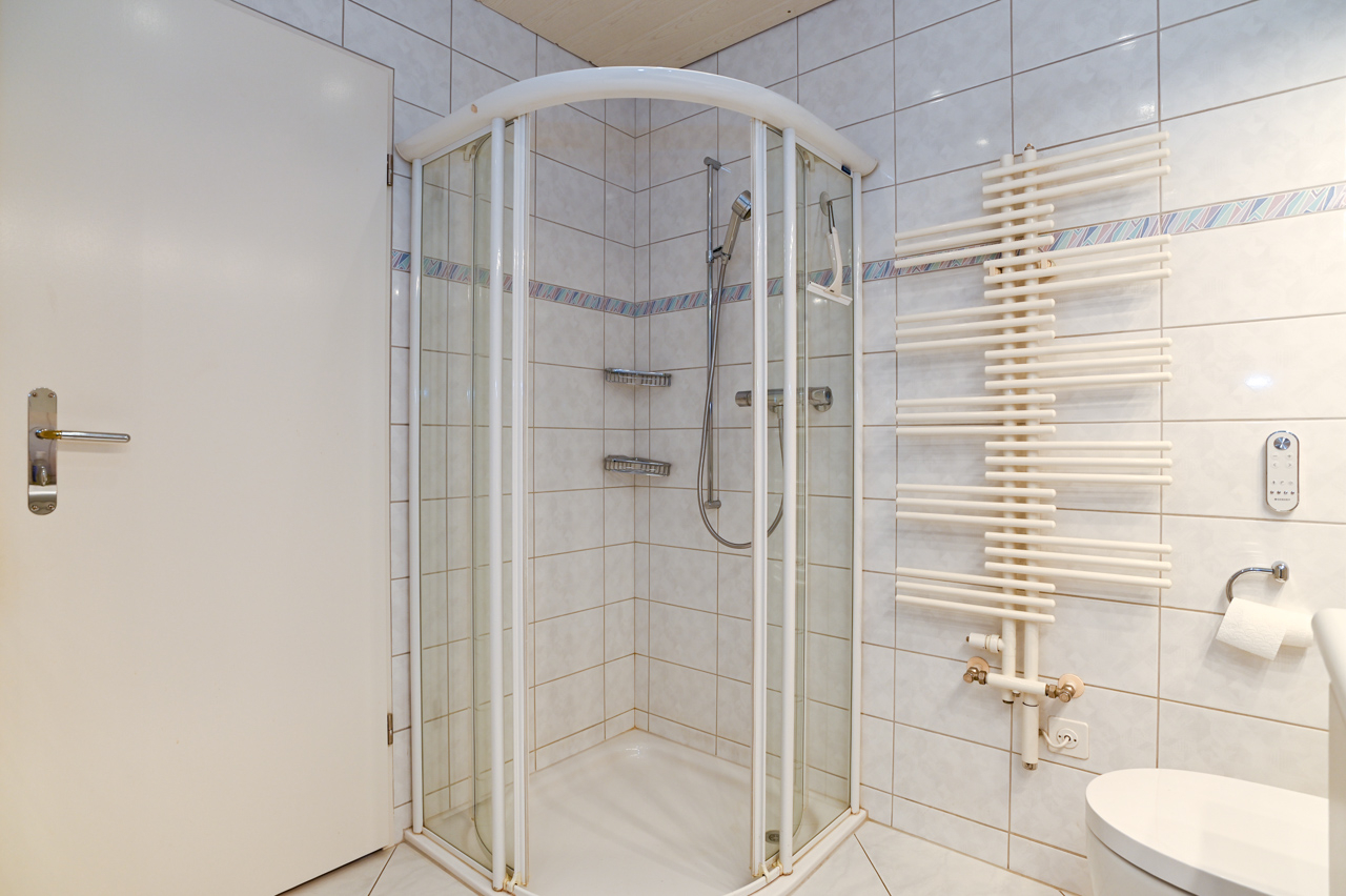 Badezimmer mit Eckdusche