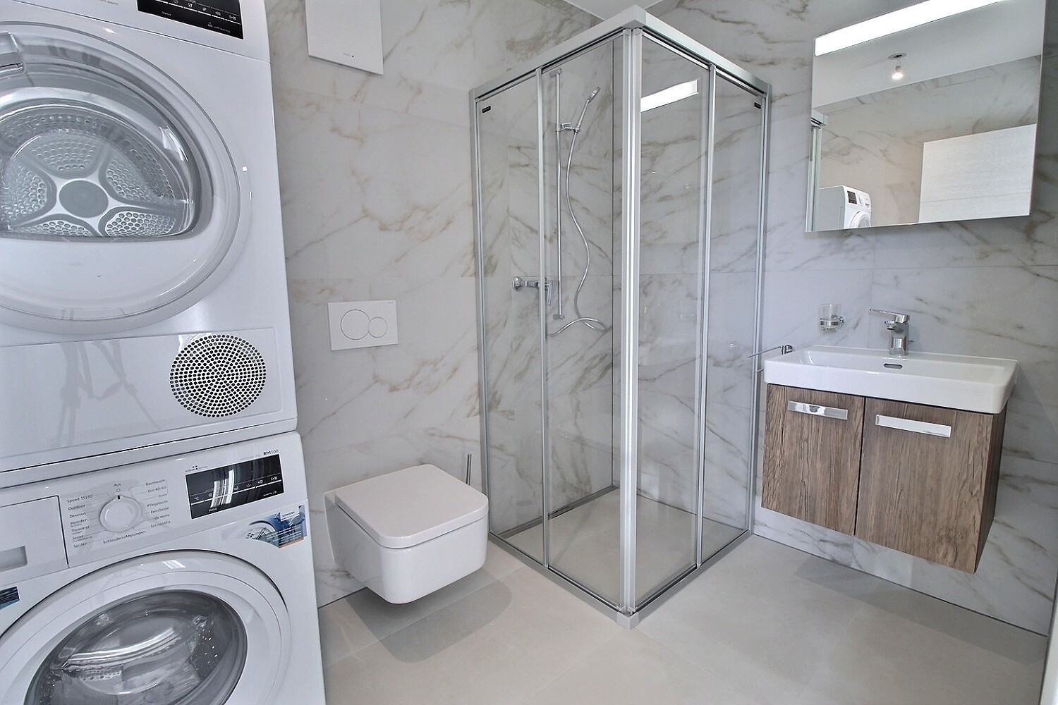 Modernes Badezimmer mit Waschsäule und Dusche