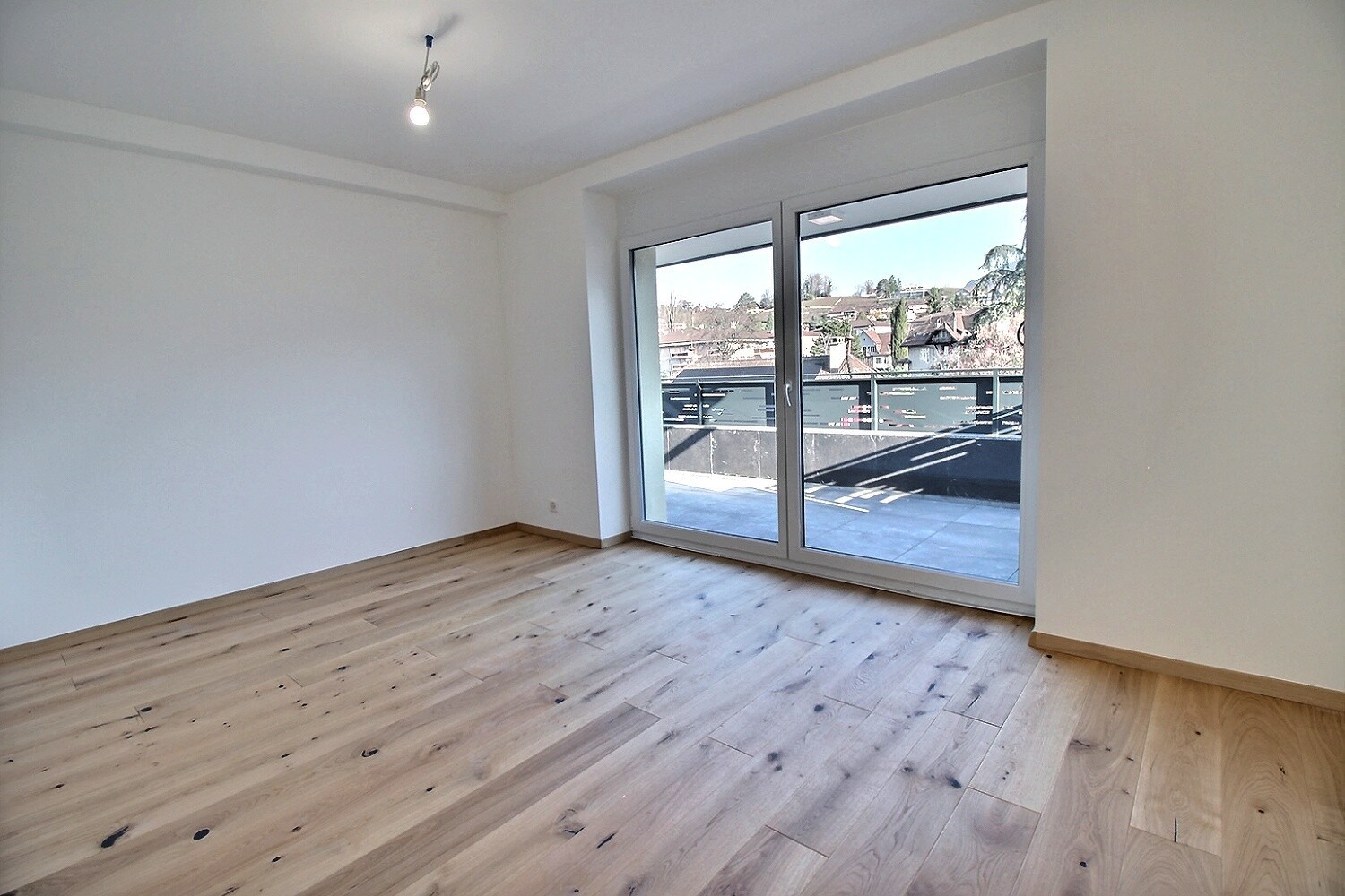 Helles leeres Zimmer mit Balkonzugang