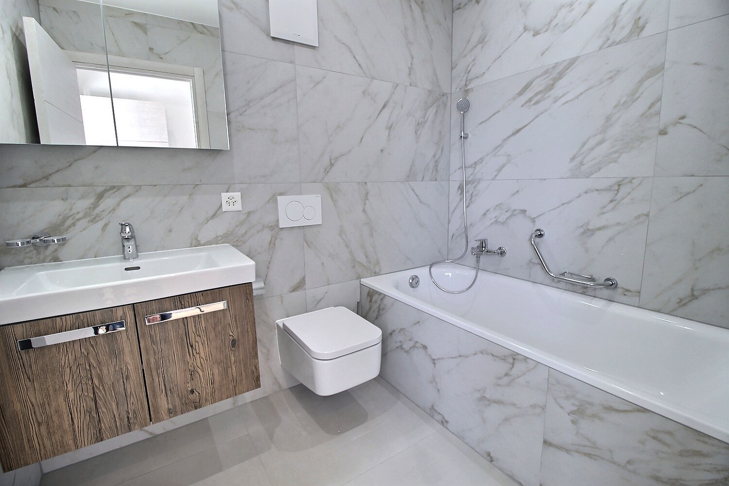 Modernes Badezimmer mit Wannenbereich und Waschtisch