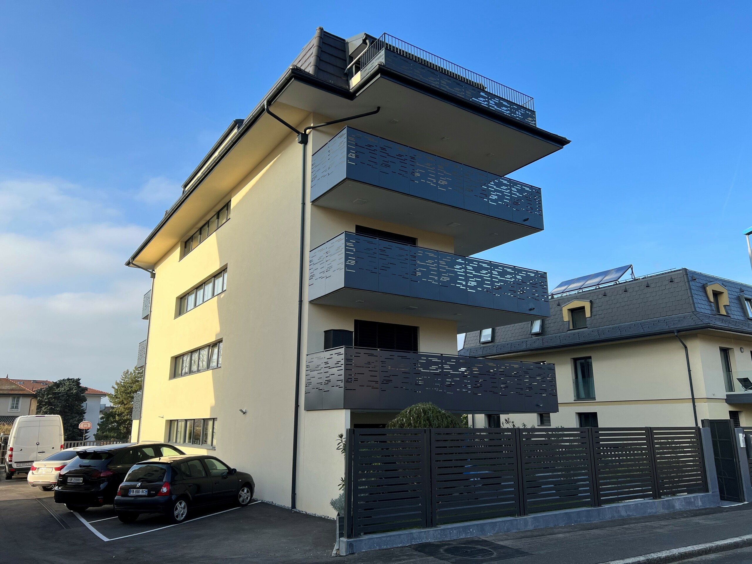 Modernes Mehrfamilienhaus mit Balkonen