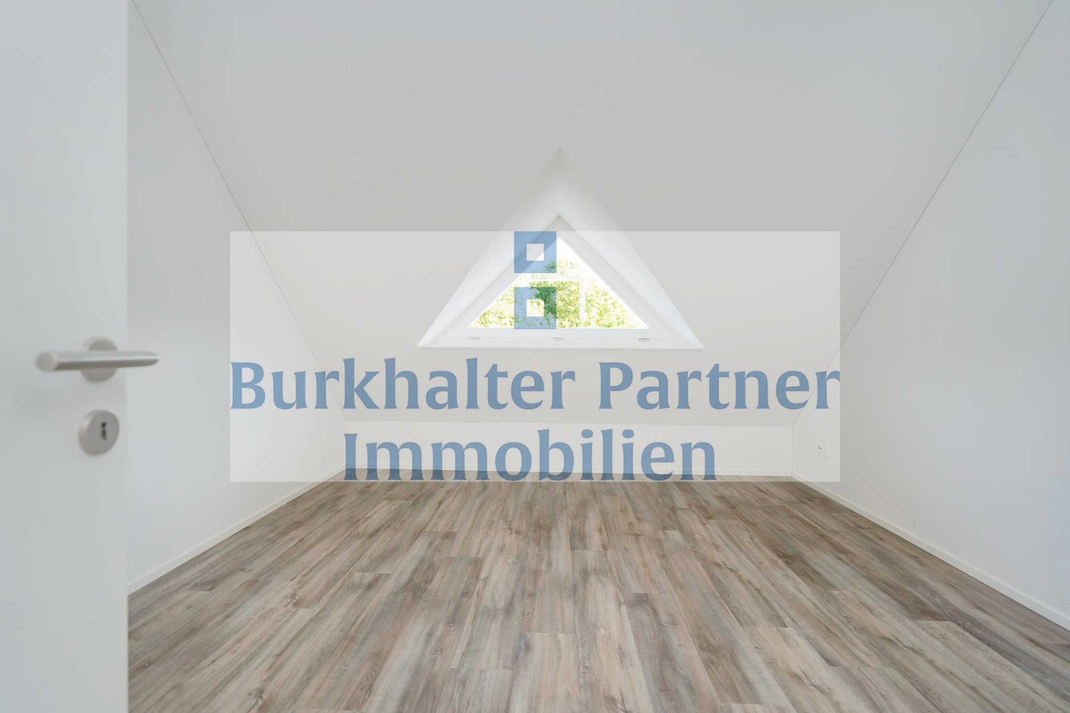 Dachzimmer mit Giebelfenster