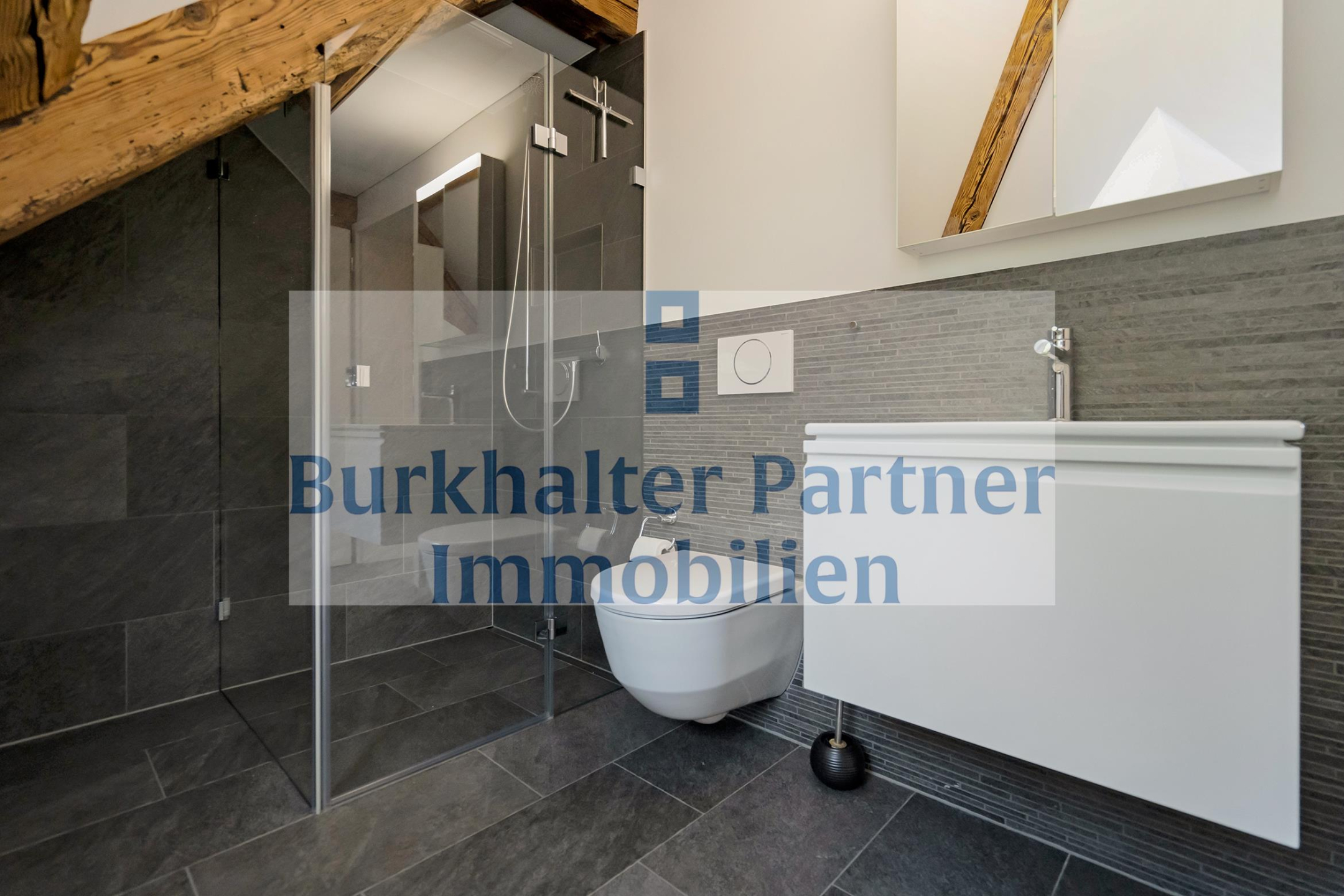 Modernes Badezimmer mit Dachschräge und Walk-in-Dusche