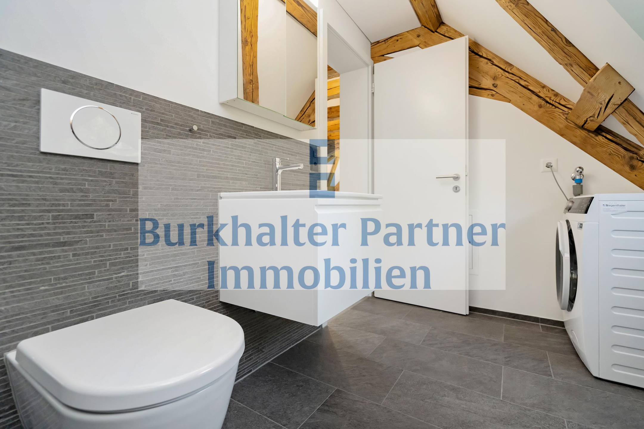 Modernes Badezimmer unter Dachschräge