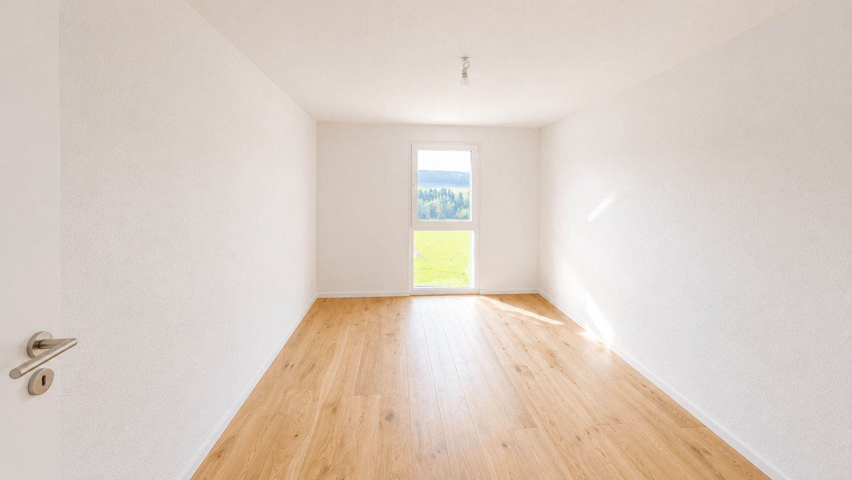 Helles, leeres Zimmer mit Holzboden und Einzel-Fenster
