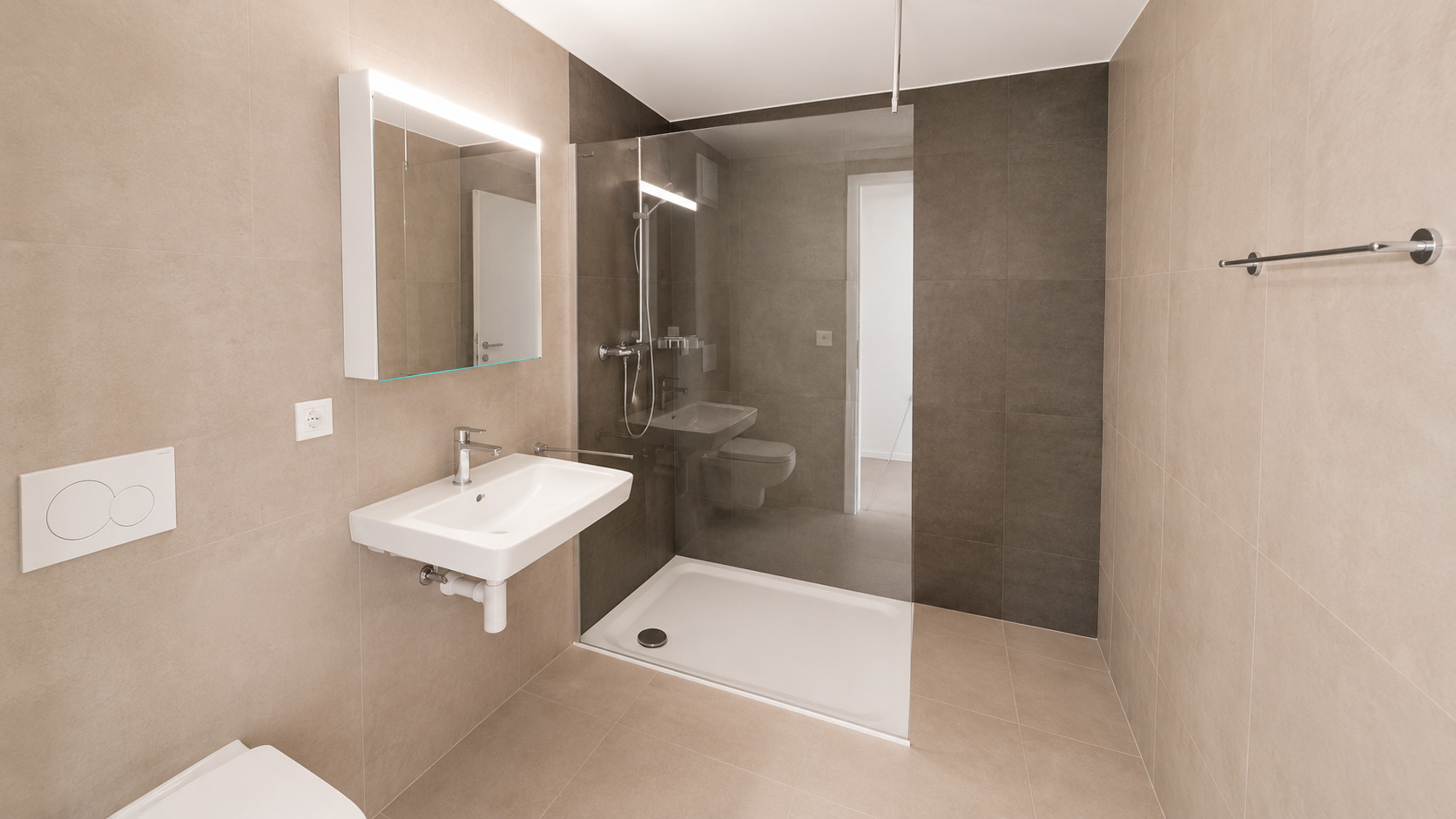 Modernes Badezimmer mit begehbarer Dusche