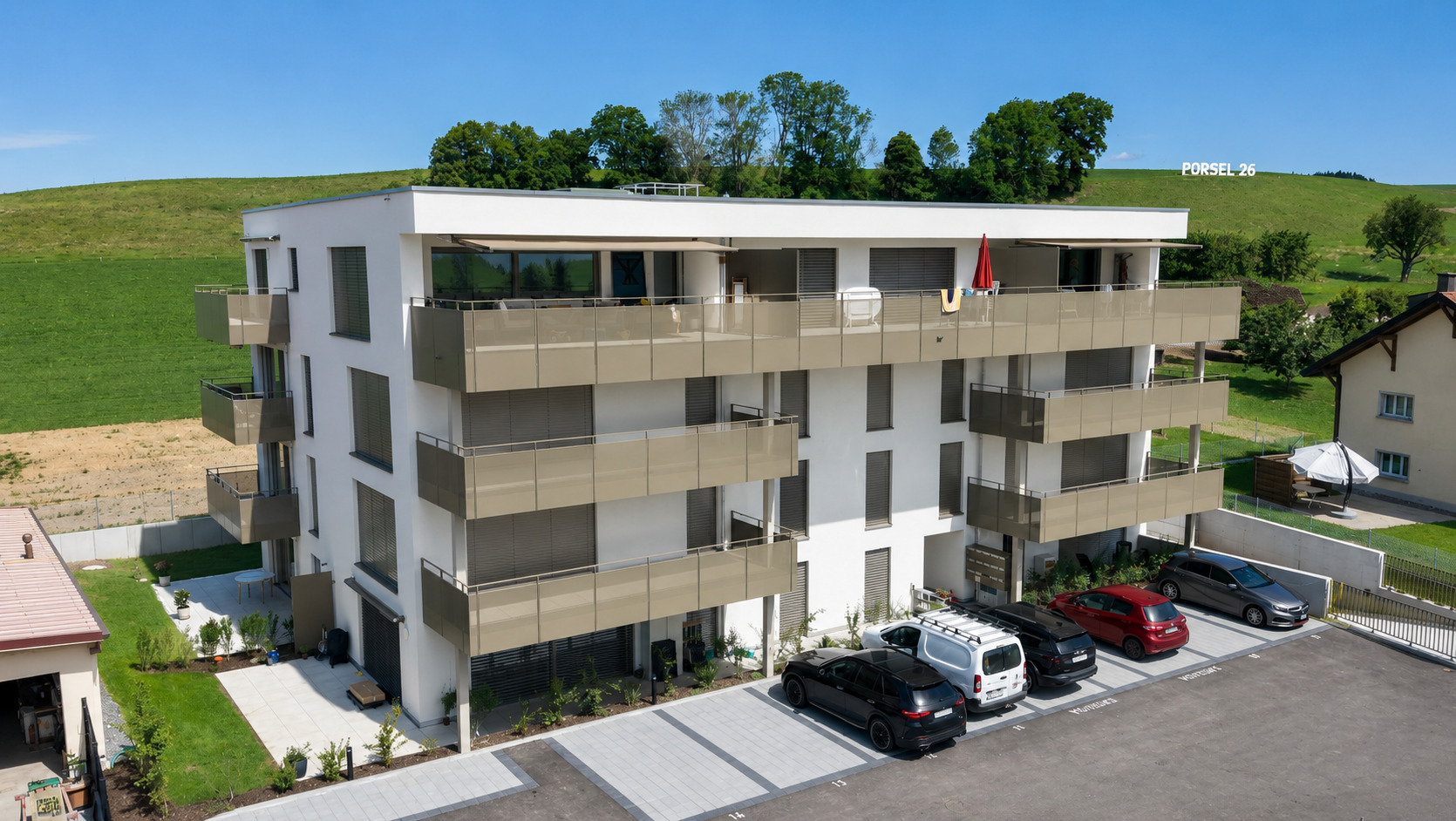 Moderne Wohnanlage mit Balkonen in grüner Umgebung