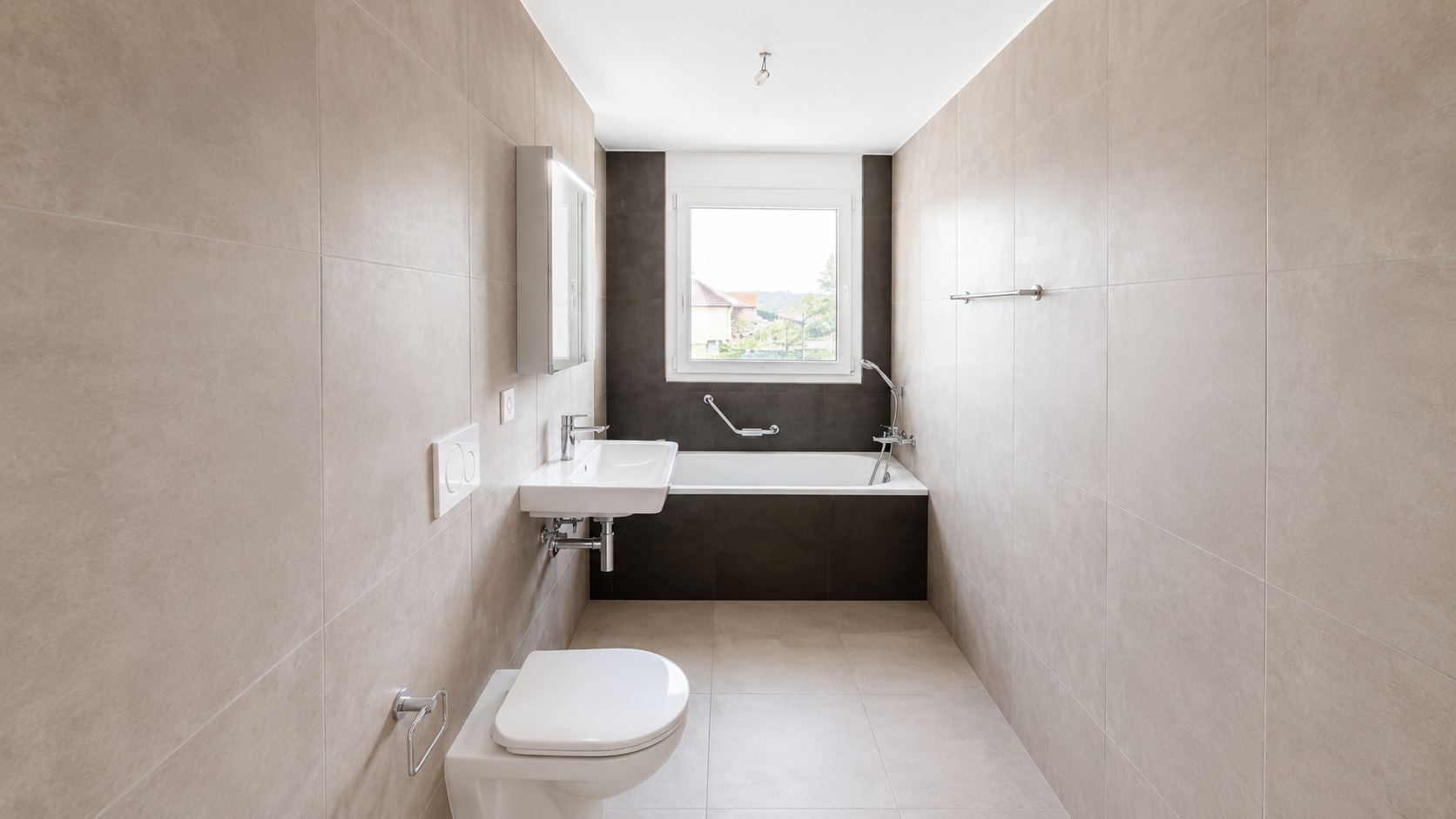 Modernes Badezimmer mit Badewanne und WC