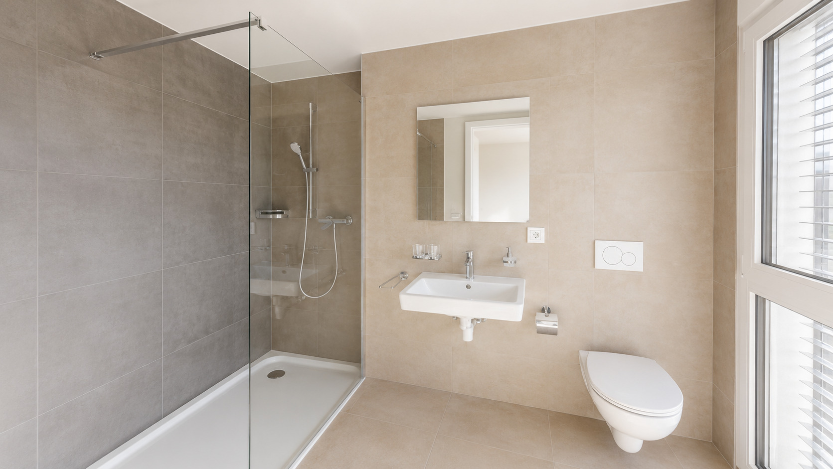 Modernes Badezimmer mit begehbarer Dusche, Wand-WC und Fenster