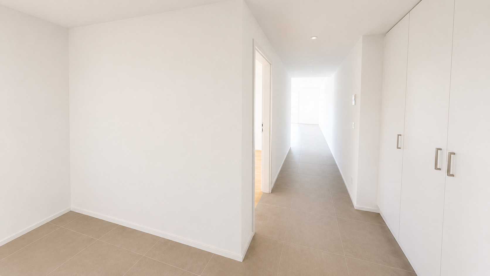 Heller moderner Flur mit Einbauschrank