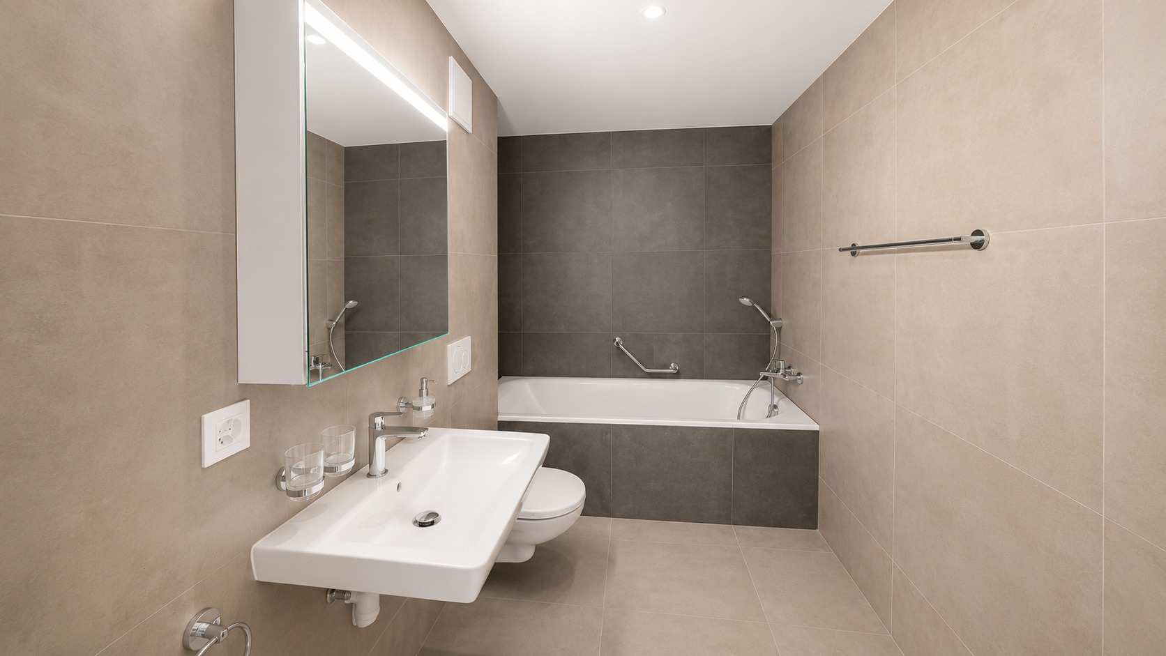 Modernes Badezimmer mit Wanne und Doppelwaschbereich
