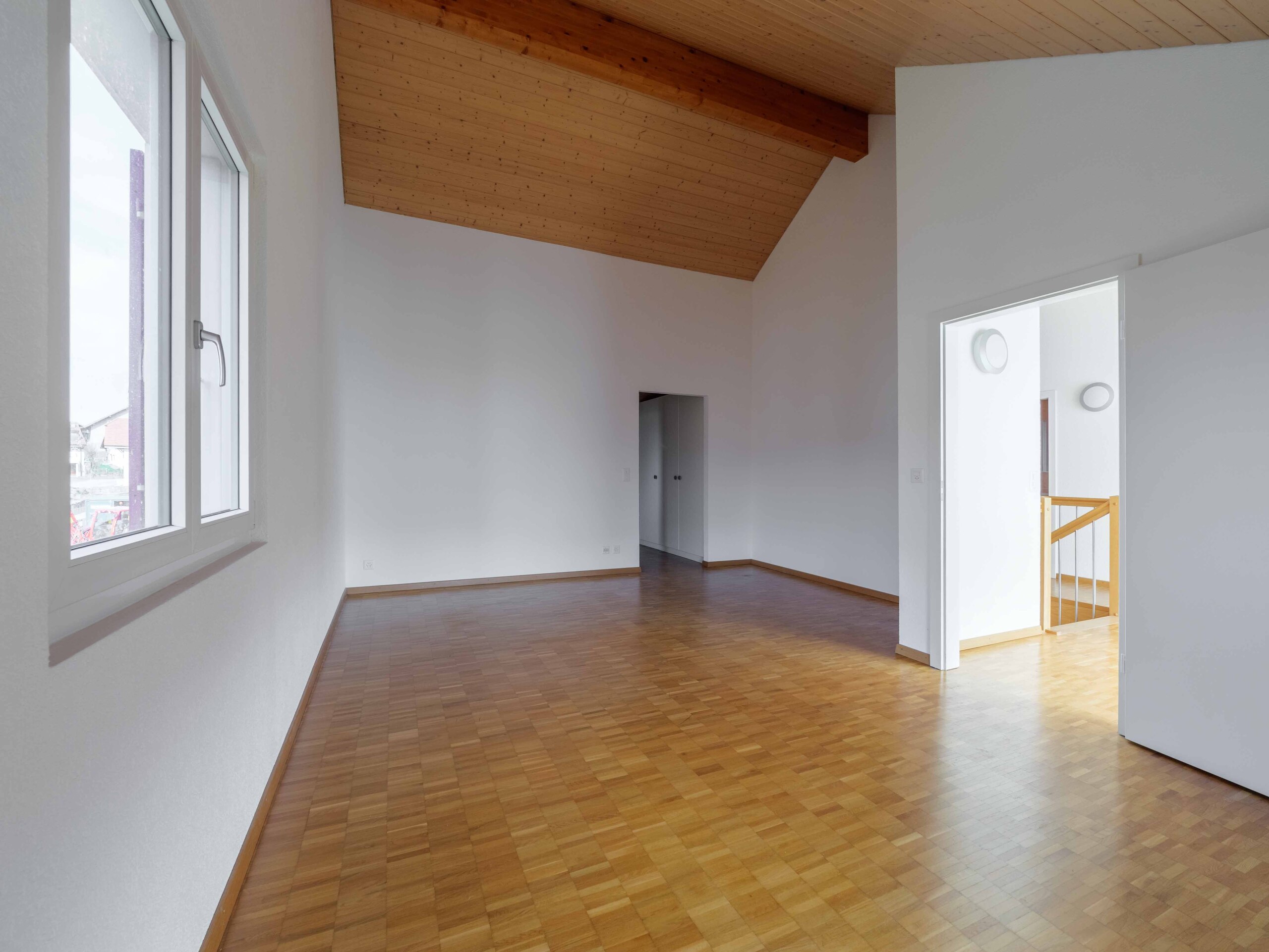 Leerer Wohnraum mit Holzdecke
