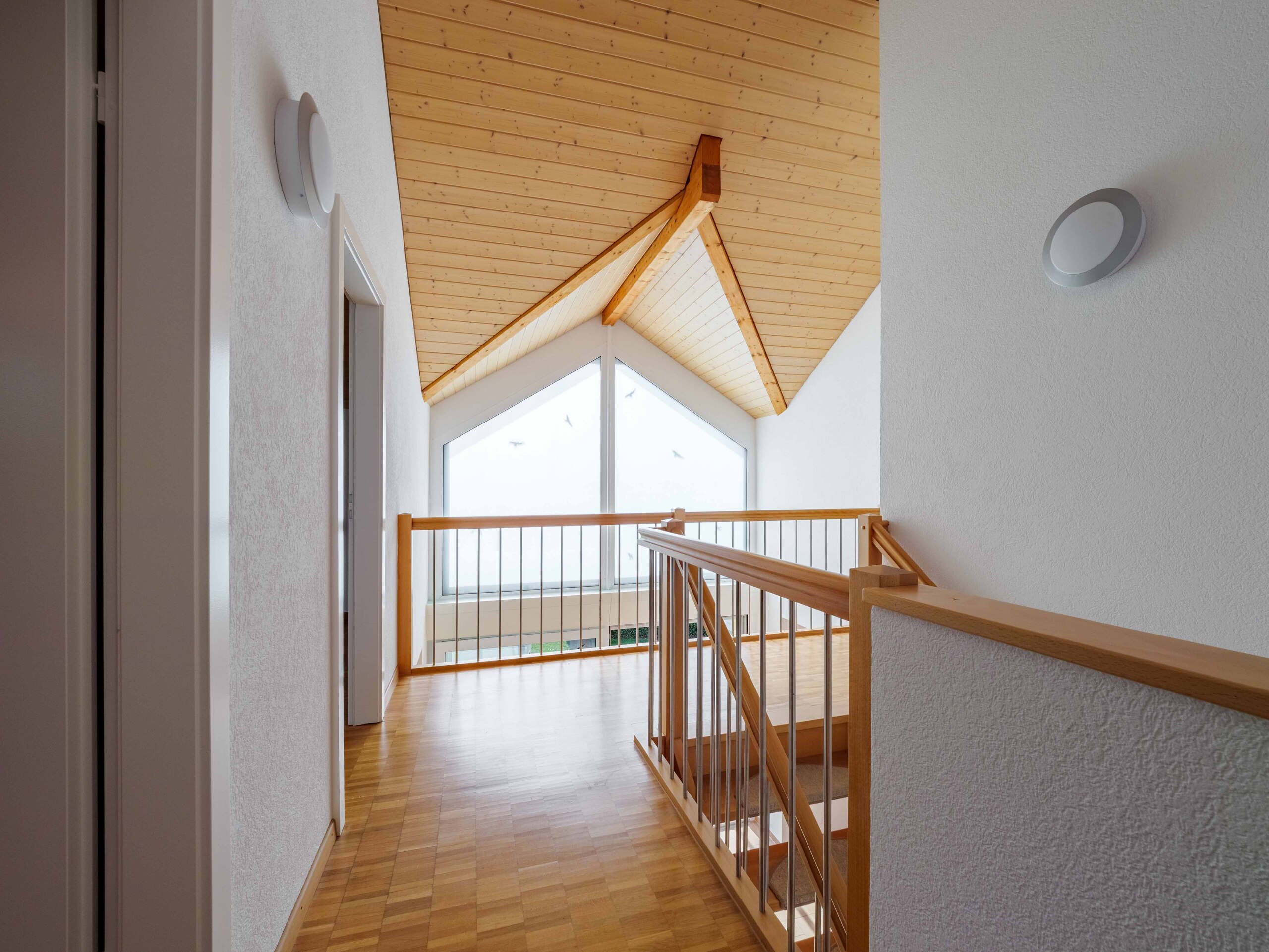 Galerie mit Satteldach und Holzdecke