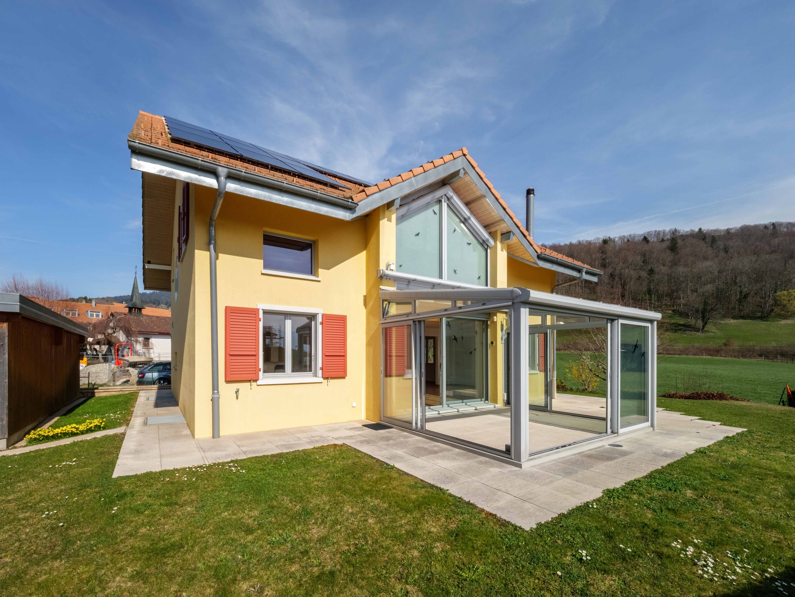 Moderne Doppelhaushälfte mit Wintergarten und Photovoltaik