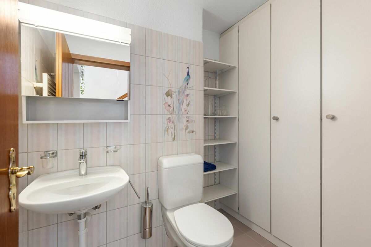 Gäste-WC mit Waschbecken und Einbauschrank