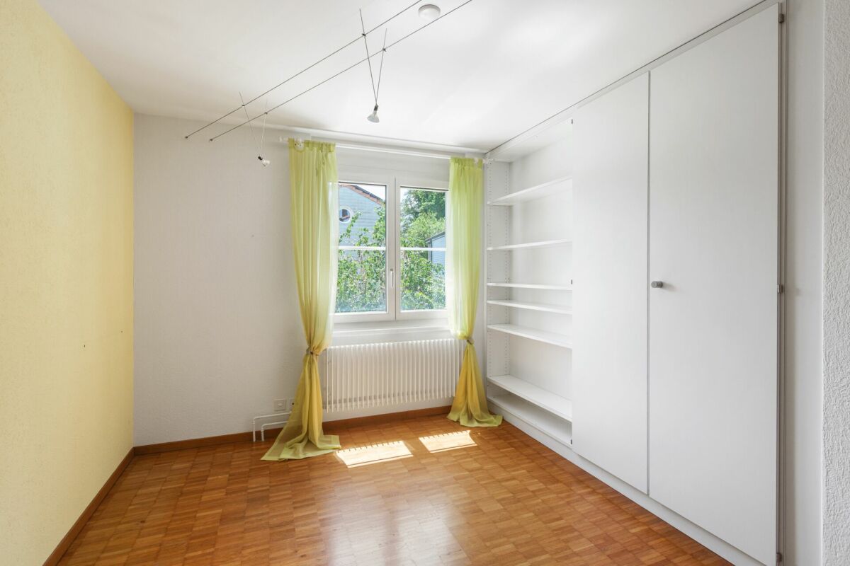 Helles Schlafzimmer mit Einbauschrank