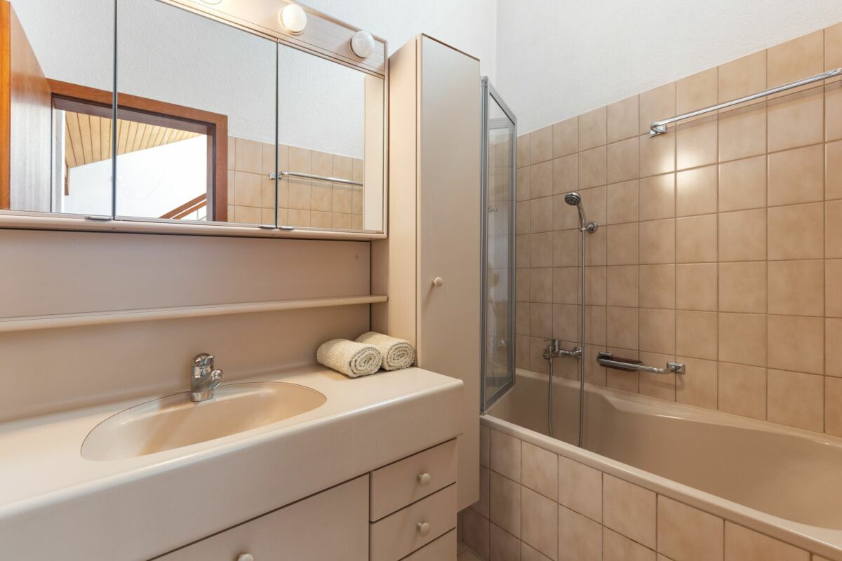 Badezimmer mit Badewanne und Waschtisch