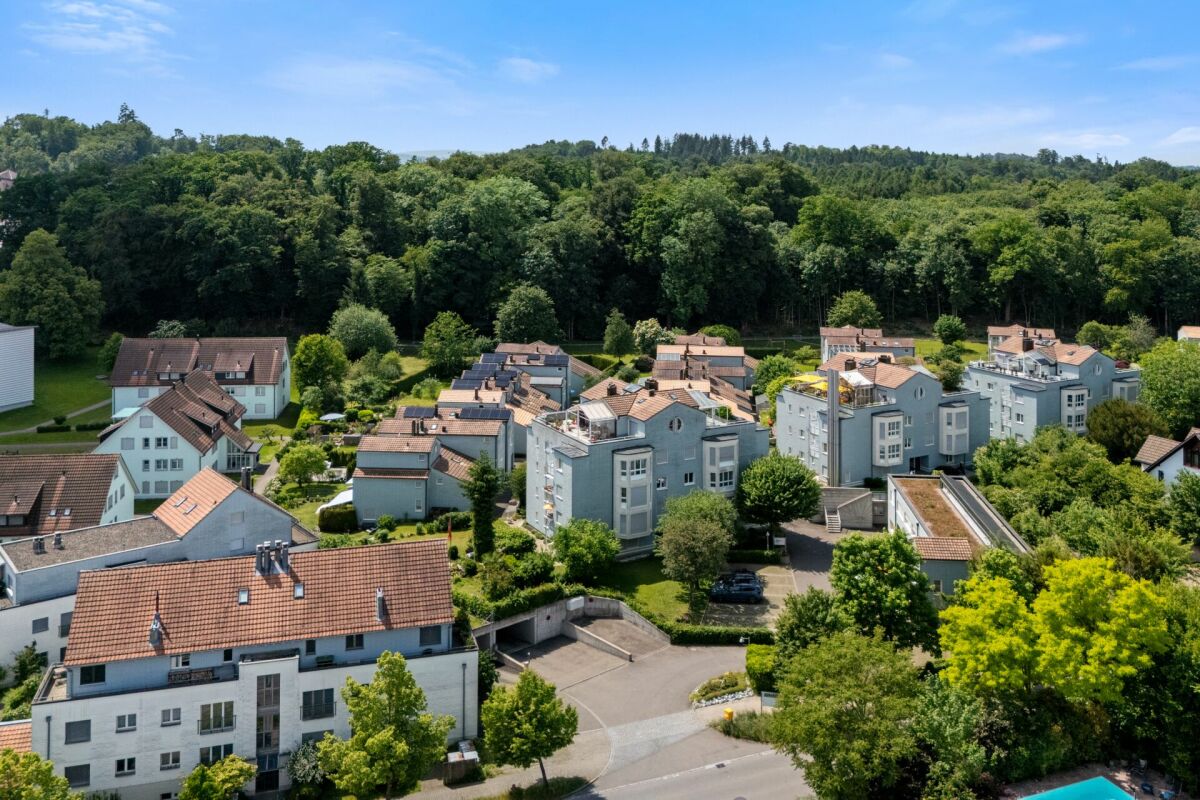 Luftaufnahme einer Wohnsiedlung am Waldrand