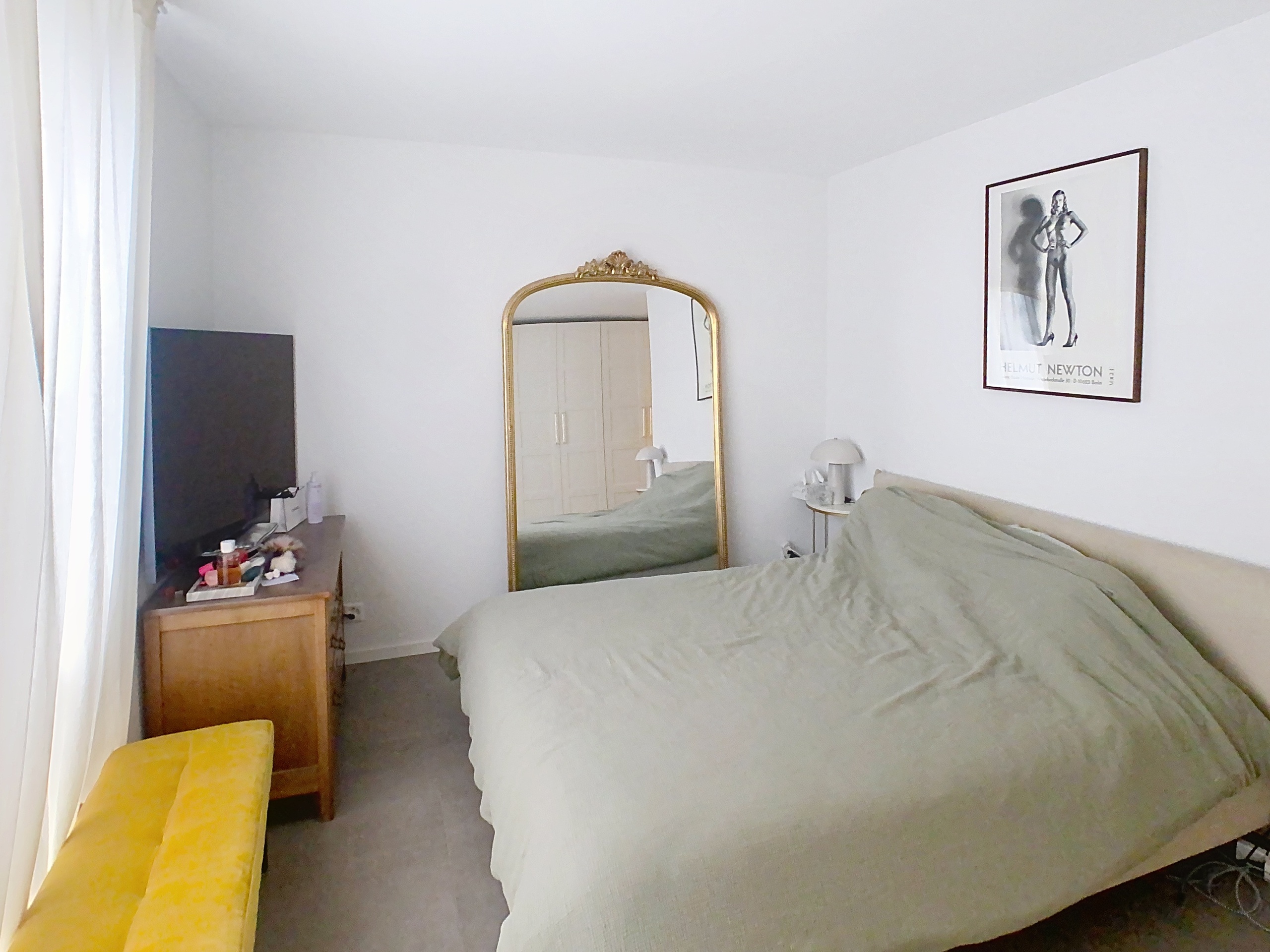 Schlafzimmer mit großem Spiegel