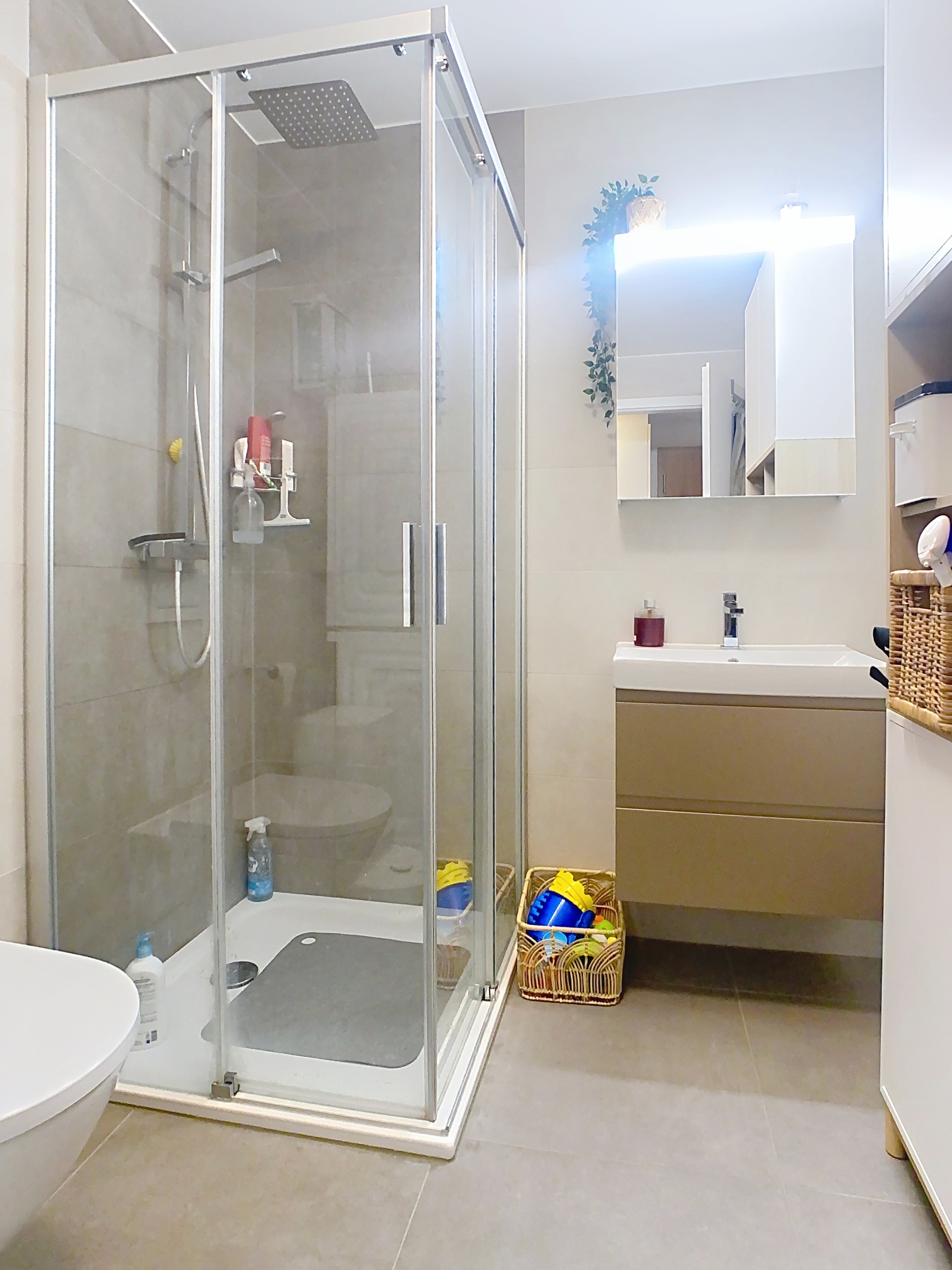 Modernes Badezimmer mit Glasdusche und Waschtisch