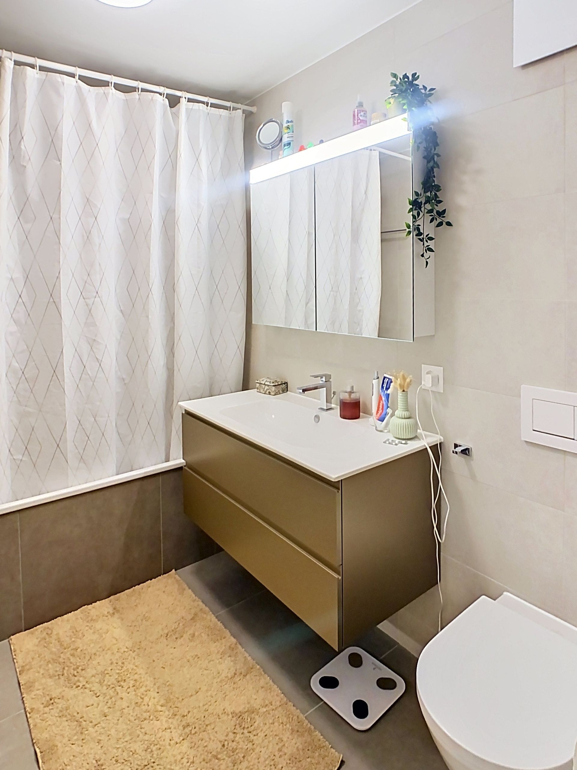 Modernes Badezimmer mit Waschtisch und Dusche