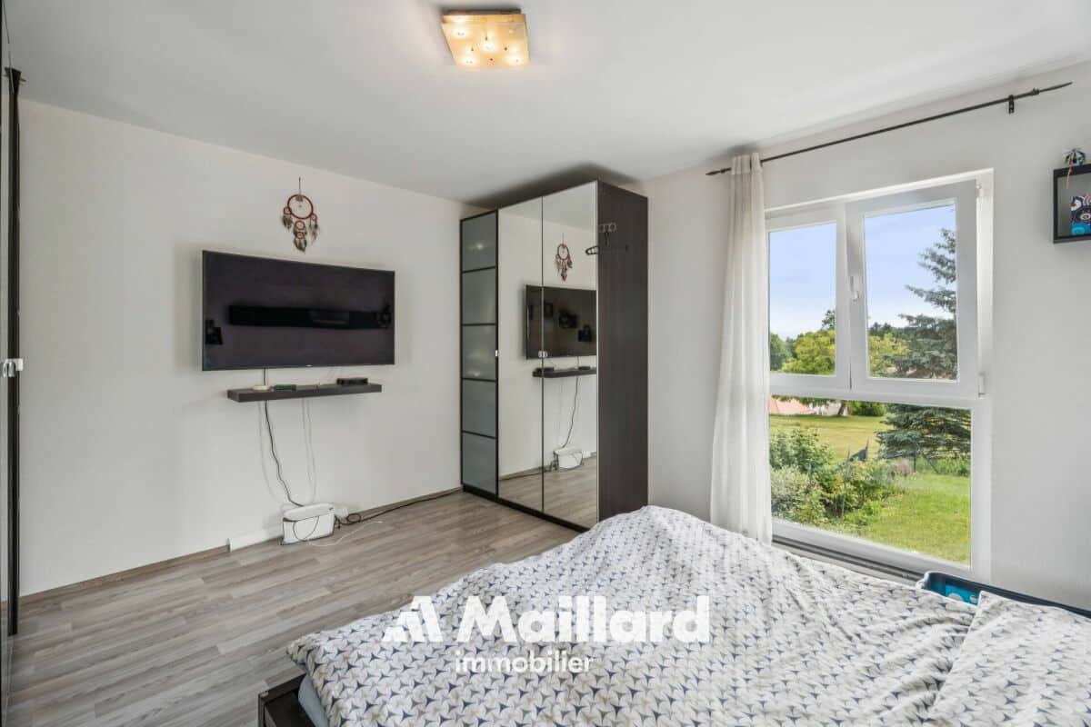 Helles Schlafzimmer mit großem Fenster