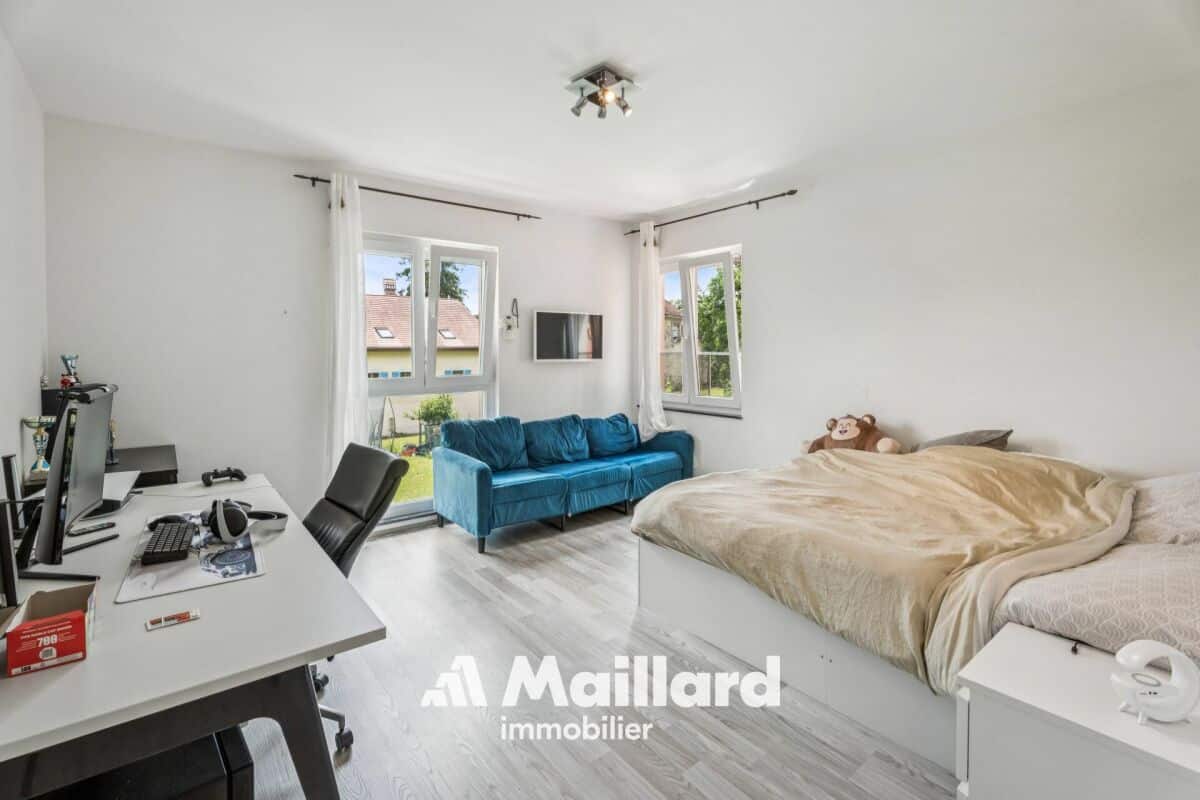 Helles Schlafzimmer mit Arbeitsbereich
