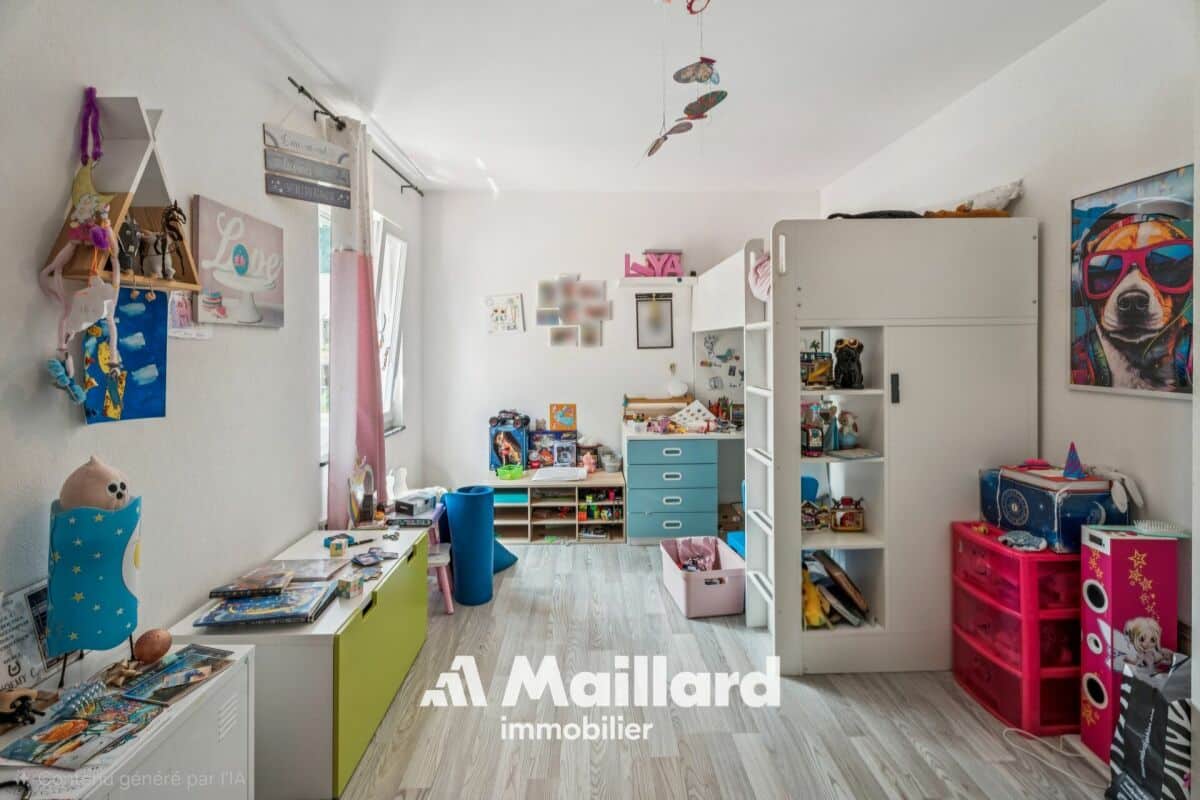 Kinderzimmer mit viel Spielzeug und Stauraum