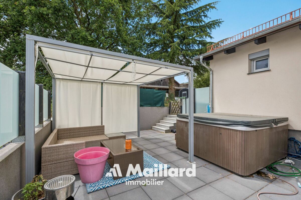 Terrasse mit Whirlpool und Überdachung