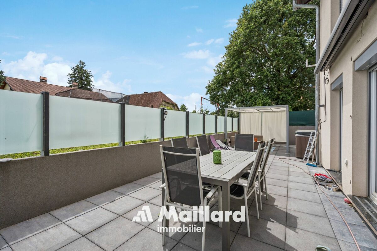 Terrasse mit Essbereich und Sichtschutz