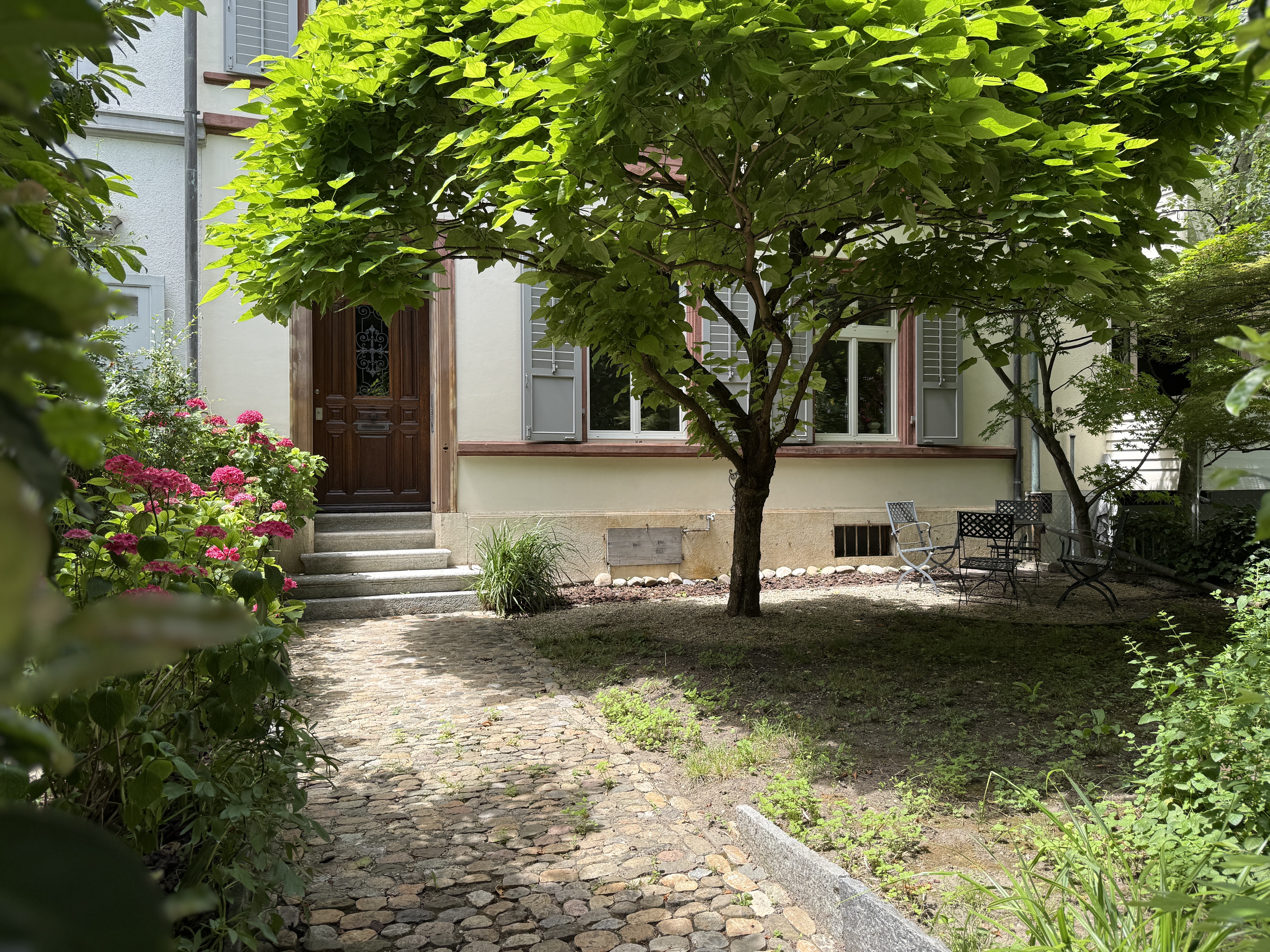 Hausfassade mit Vorgarten